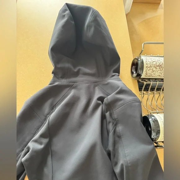 Lululemon Define Rain Jacket in Black, Size 8 - Picture 7 of 11